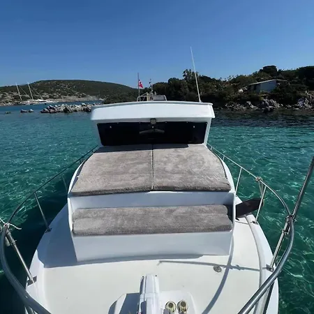 Kacamak Yachting Úszó hotel