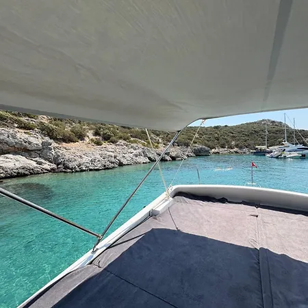 Kacamak Yachting Úszó hotel *