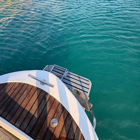 Kacamak Yachting Úszó hotel