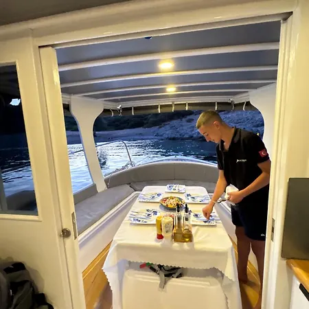 Úszó hotel Kacamak Yachting
