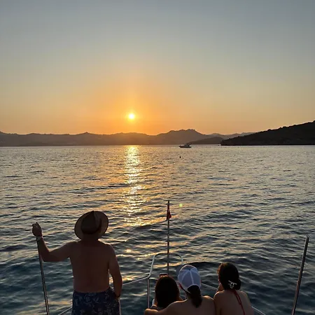 Kacamak Yachting Úszó hotel *